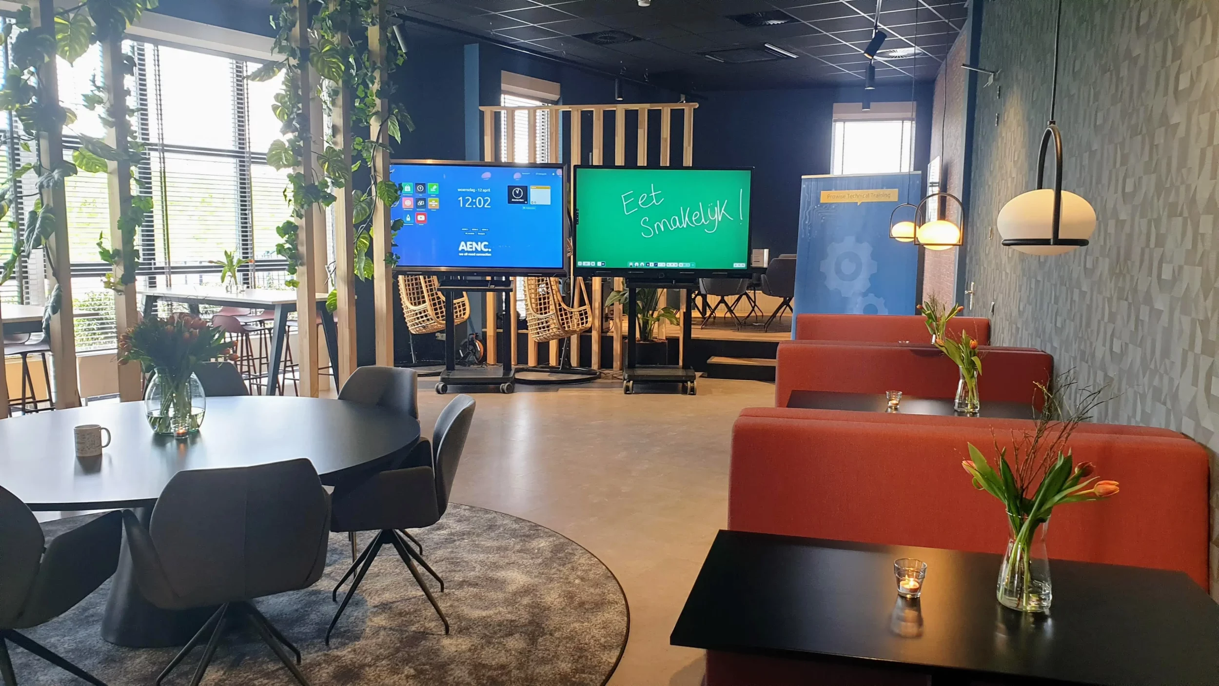 Schermen in het Work café bij AENC.