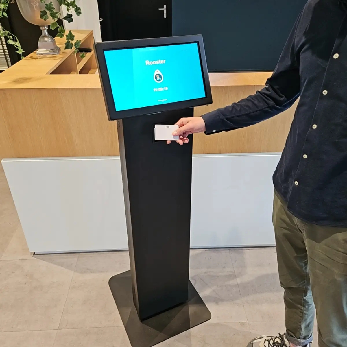 Scan je tag of pas bij de interactieve roosterzuil.